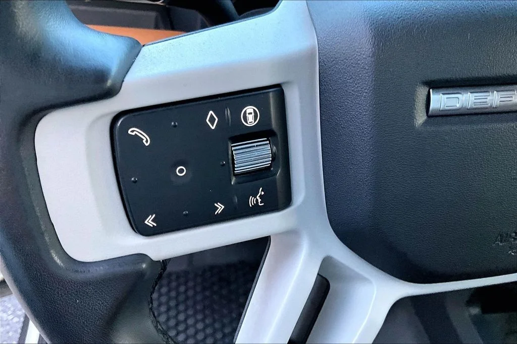 Used 2024 White Land Rover X-Dynamic SE image 20