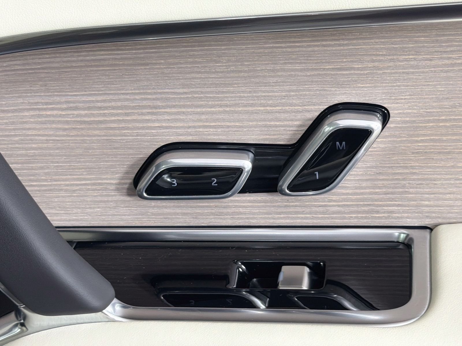 New 2026 Charente Grey LAND ROVER SE image 32