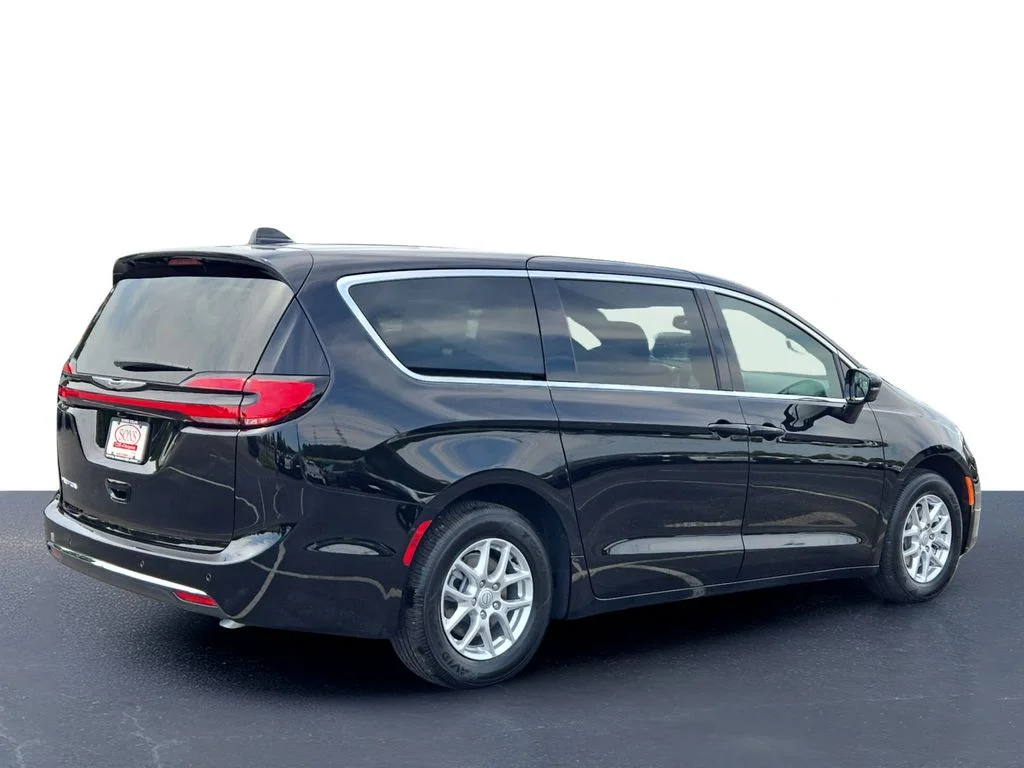 New 2026 Diamond Black Crystal Pearl-Coat Exterior Paint Chrysler Select image 5