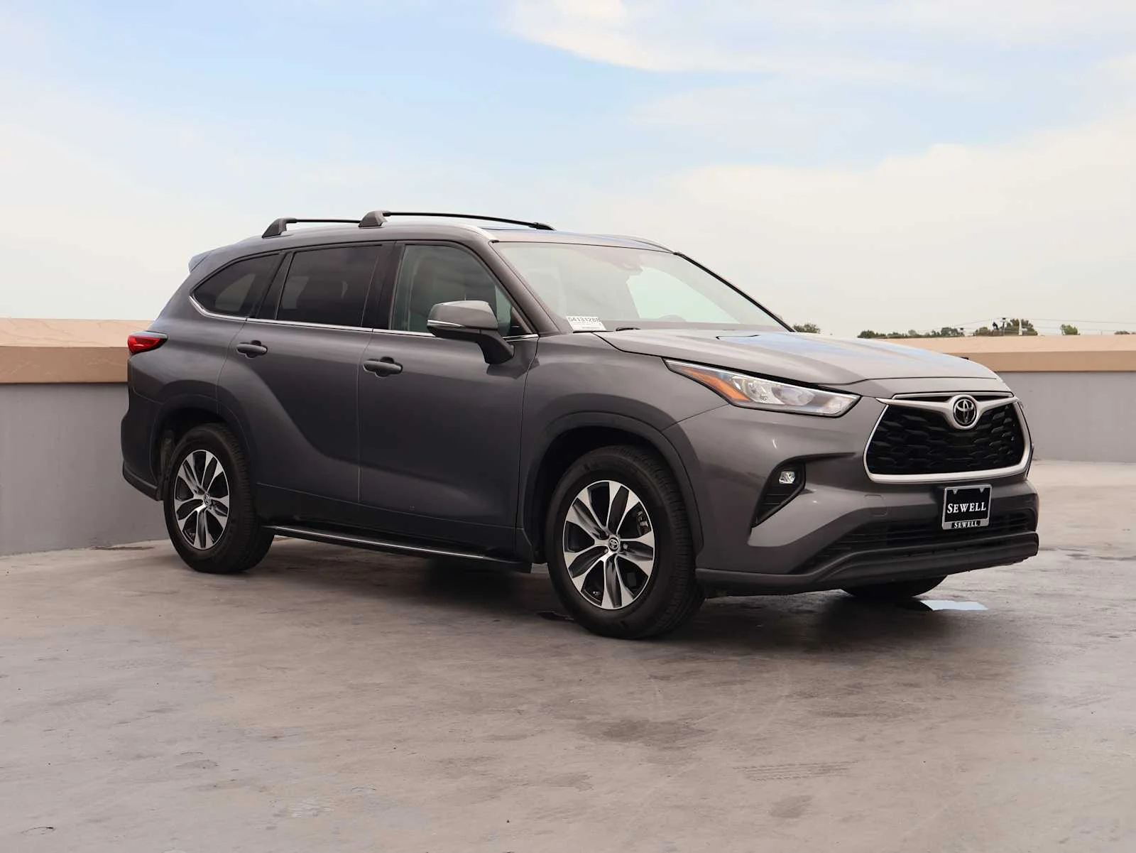Used 2020 Magnetic Gray Metallic Toyota XLE image 4