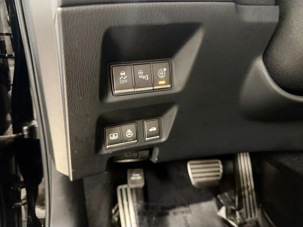 Used 2017 Black Obsidian INFINITI 5.6 image 11
