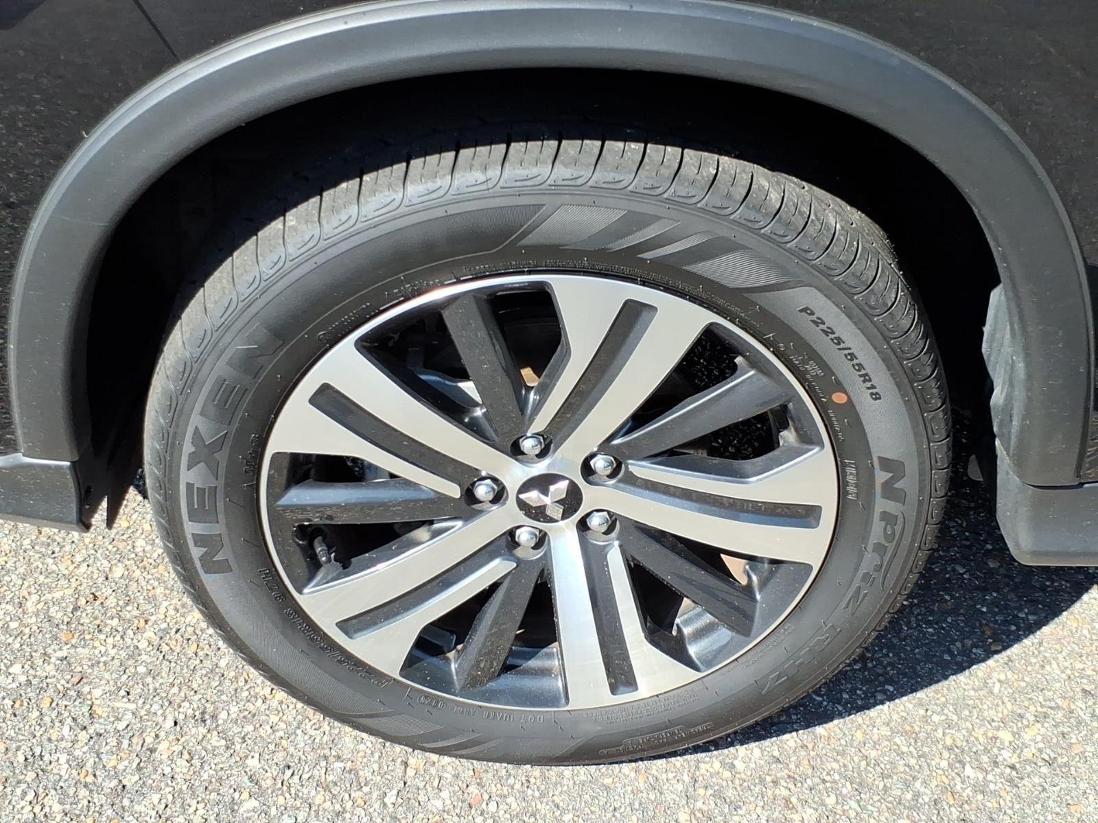 Used 2025  MITSUBISHI  image 4