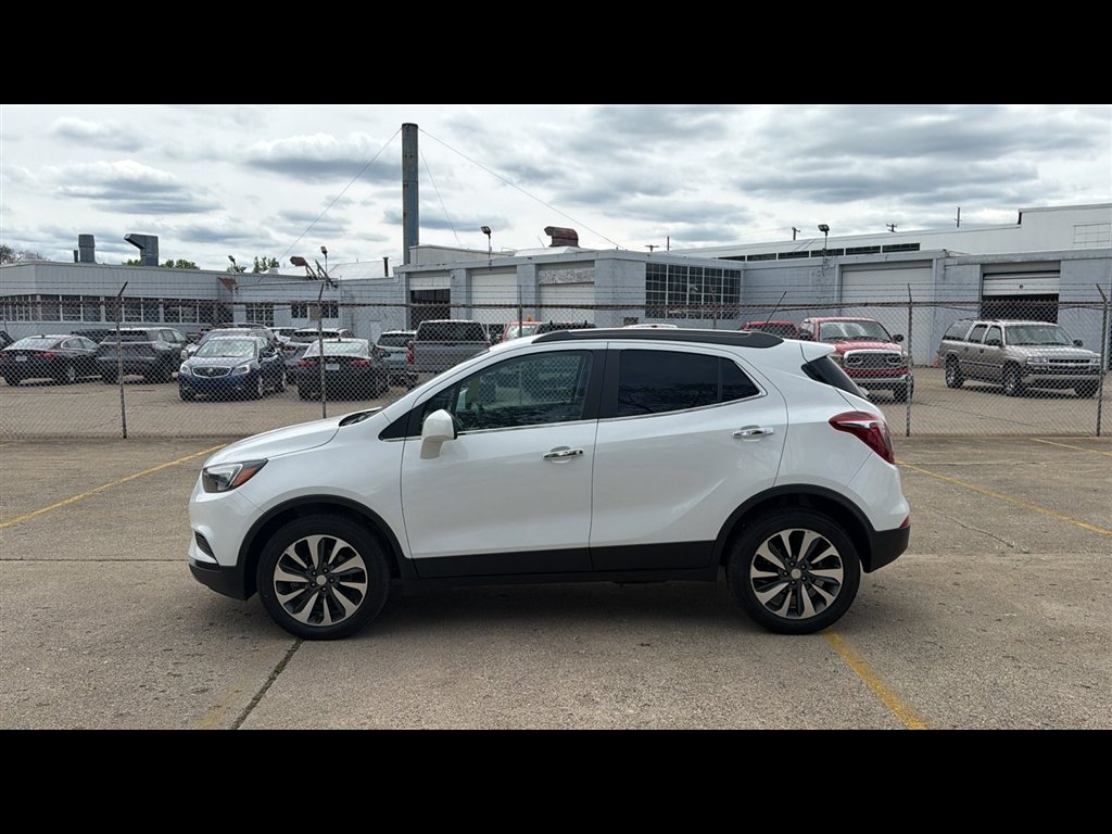 Used 2022 Summit White Buick Preferred image 3