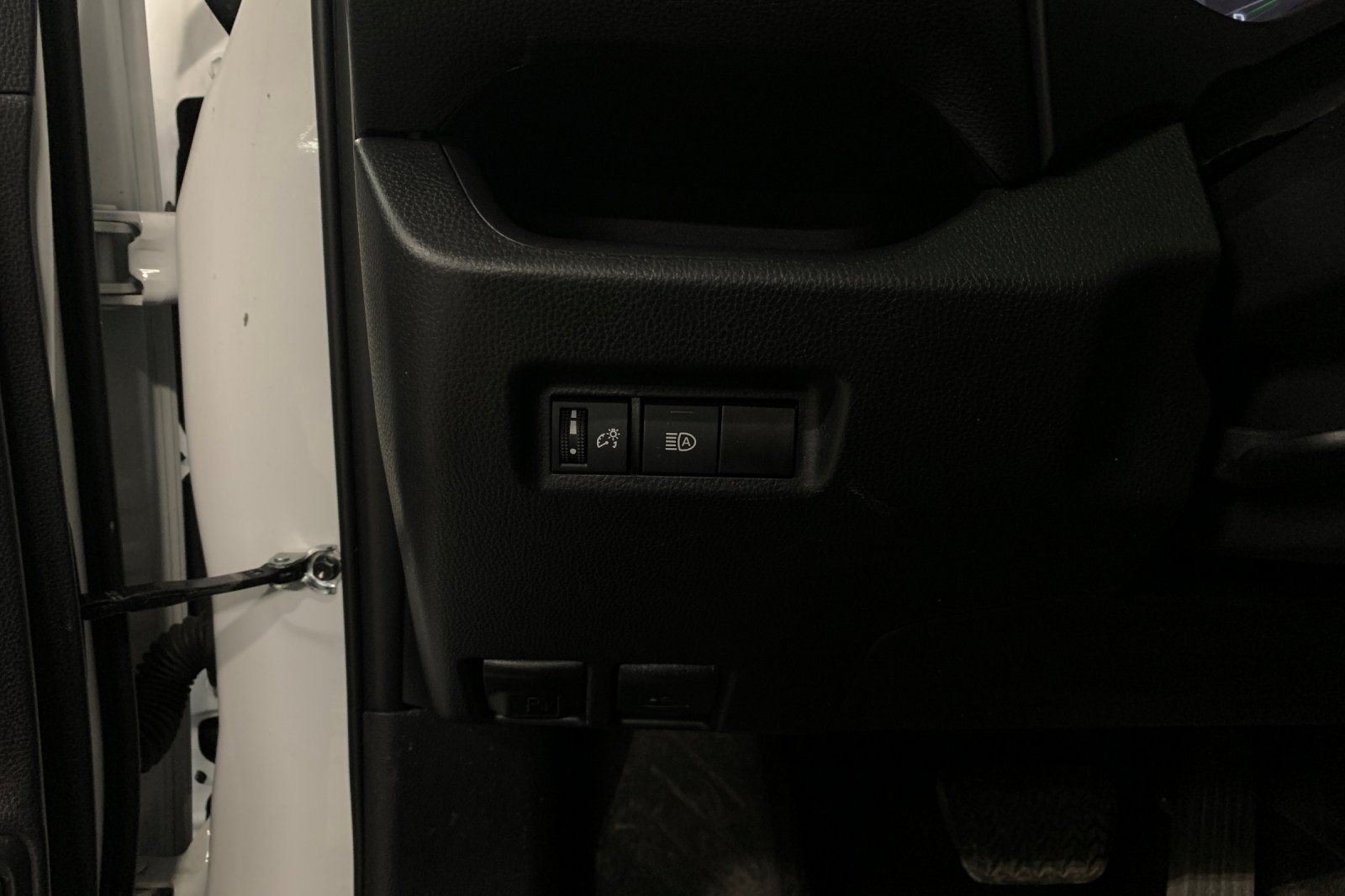 Used 2025 White Toyota LE image 32
