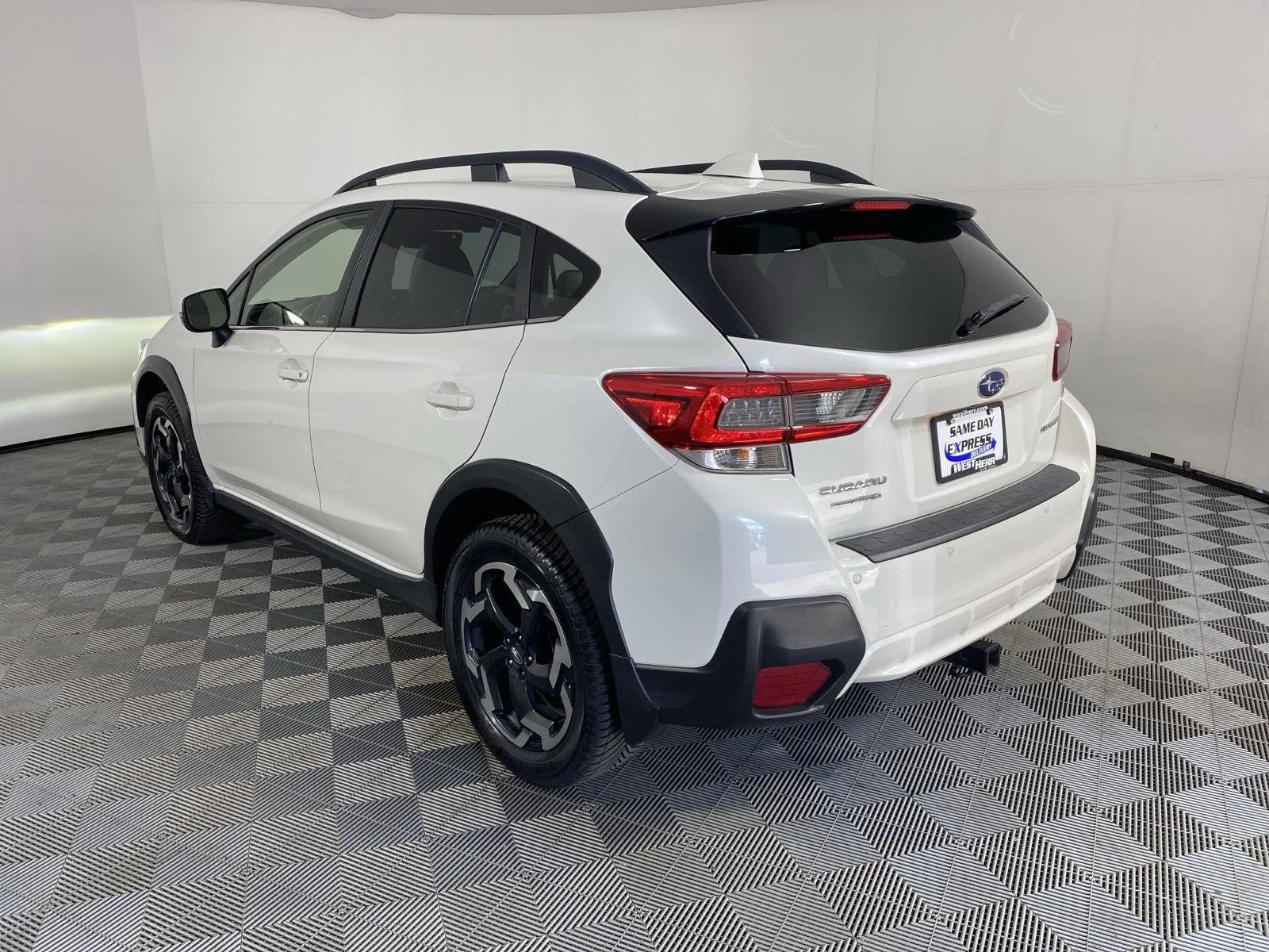 Used 2023 Crystal White Pearl Subaru Limited image 5