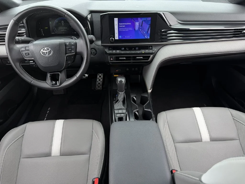 Used 2025  Toyota SE image 12