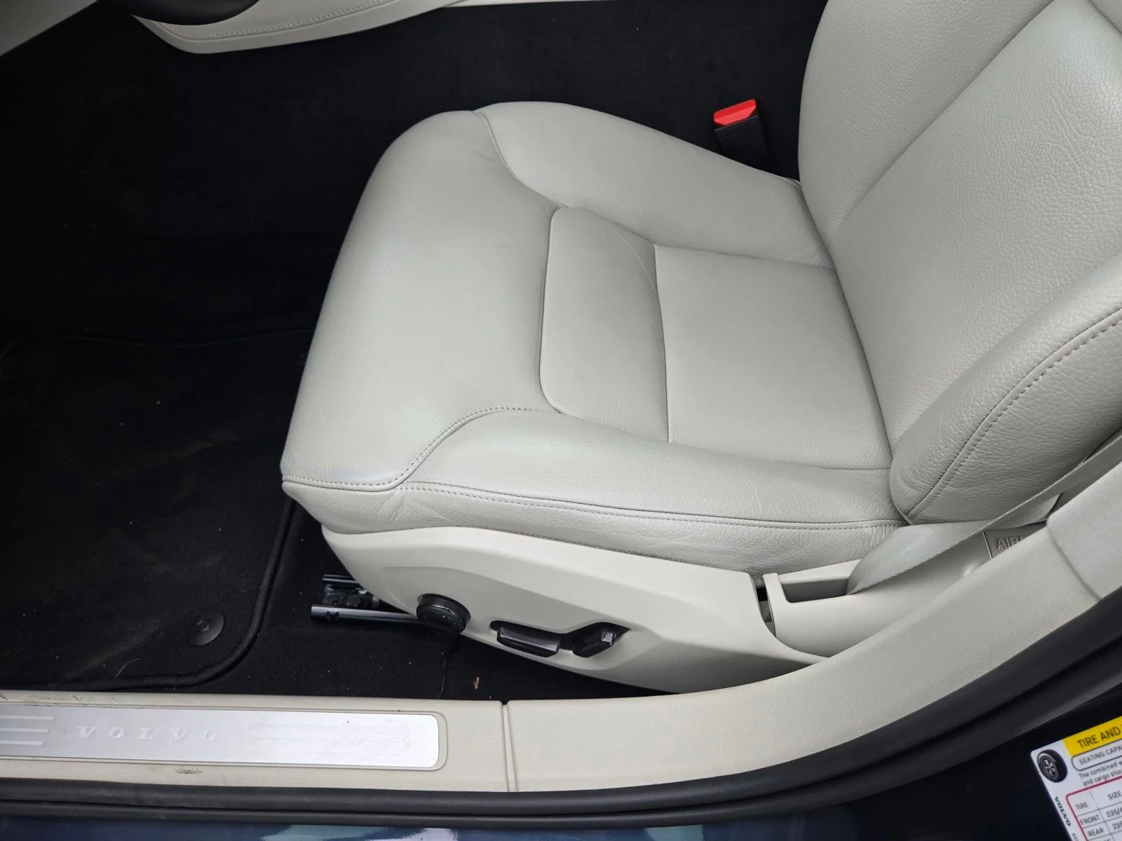 Certified Used 2025 Blue Volvo T8 Plus image 9