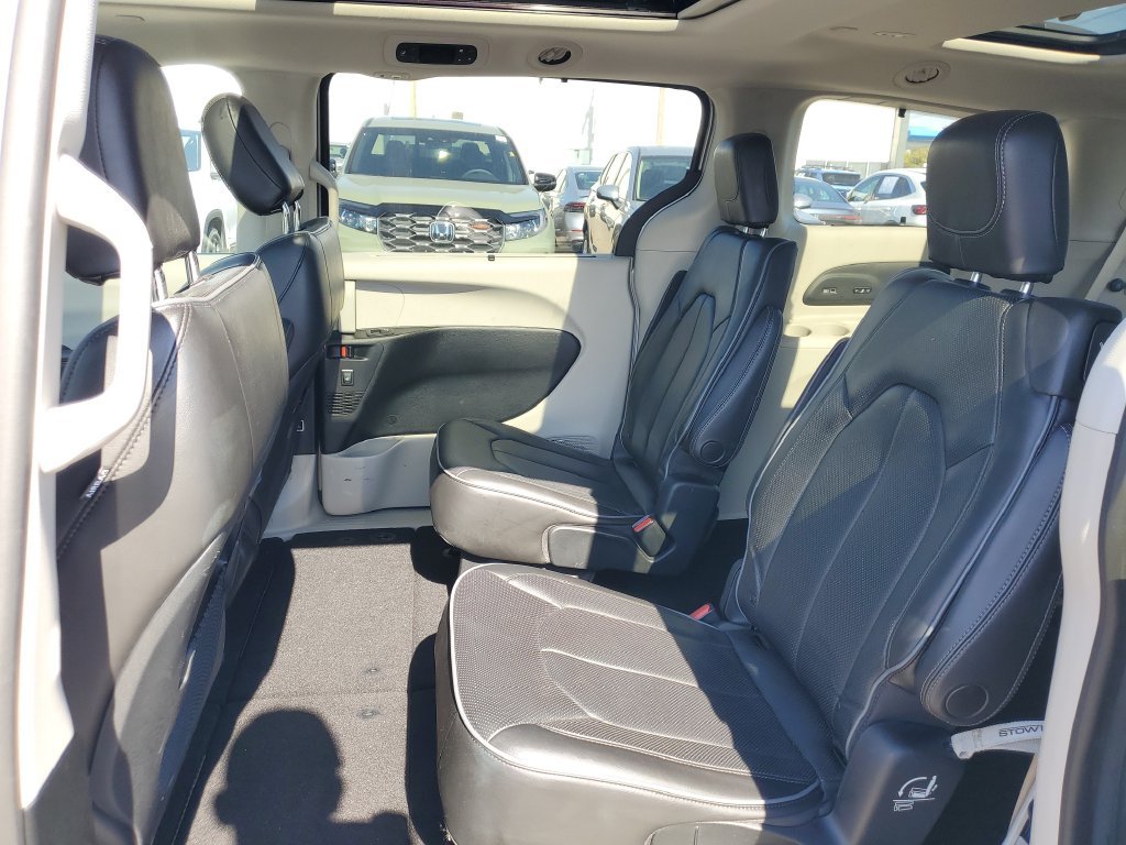 Used 2018 Billet Silver Metallic Chrysler Limited image 14