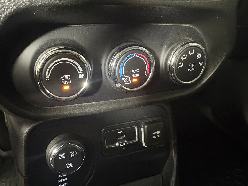 Used 2016 Black Jeep Trailhawk image 31