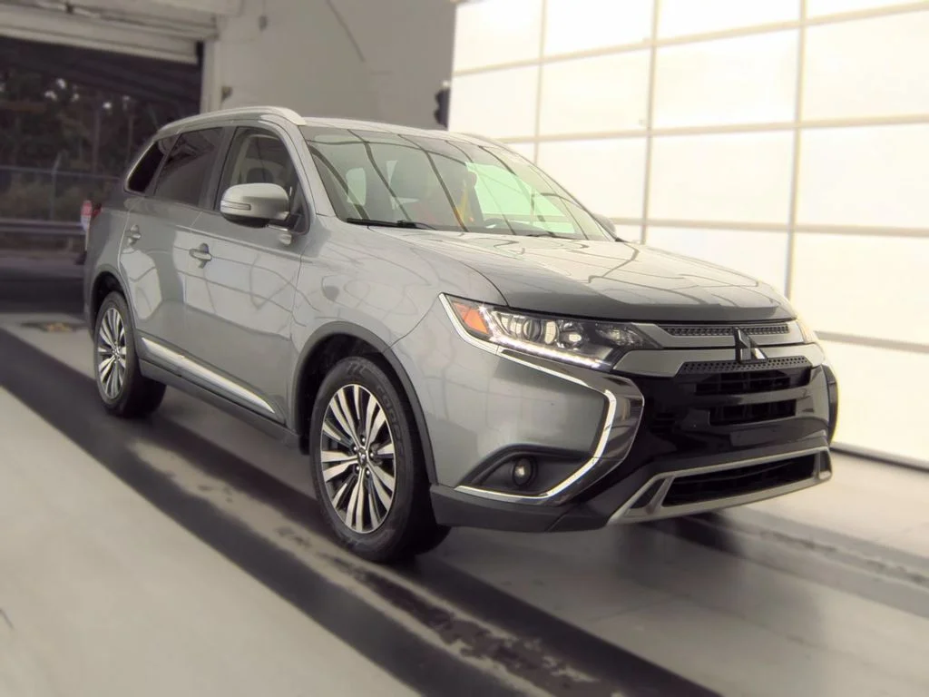 Used 2019  Mitsubishi SEL image 3