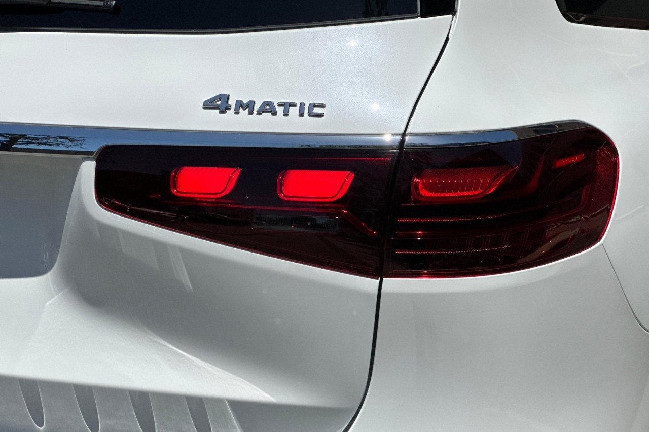 New 2026 MANUFAKTUR Moonlight White Metallic Mercedes-Benz GLS 580 4MATIC® SUV image 28