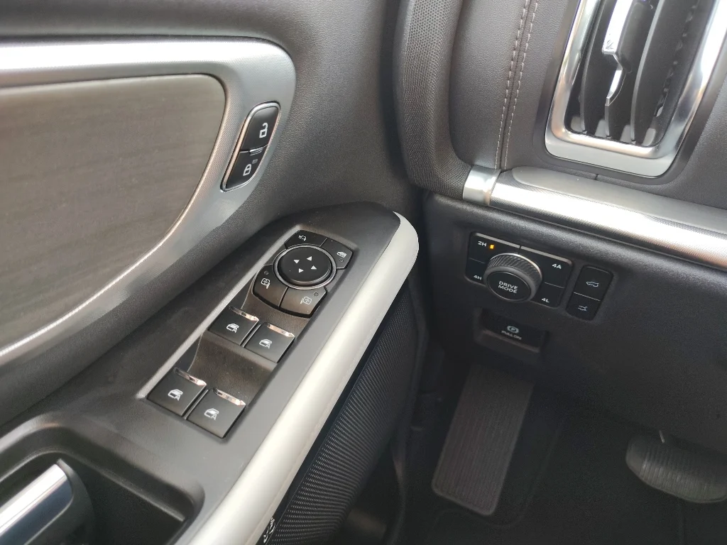 Used 2025 Agate Black Metallic Ford Platinum image 18