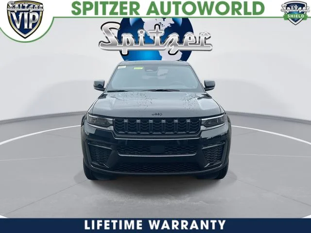 New 2026 Diamond Black Crystal Pearl-Coat Exterior Paint Jeep Laredo Altitude image 3