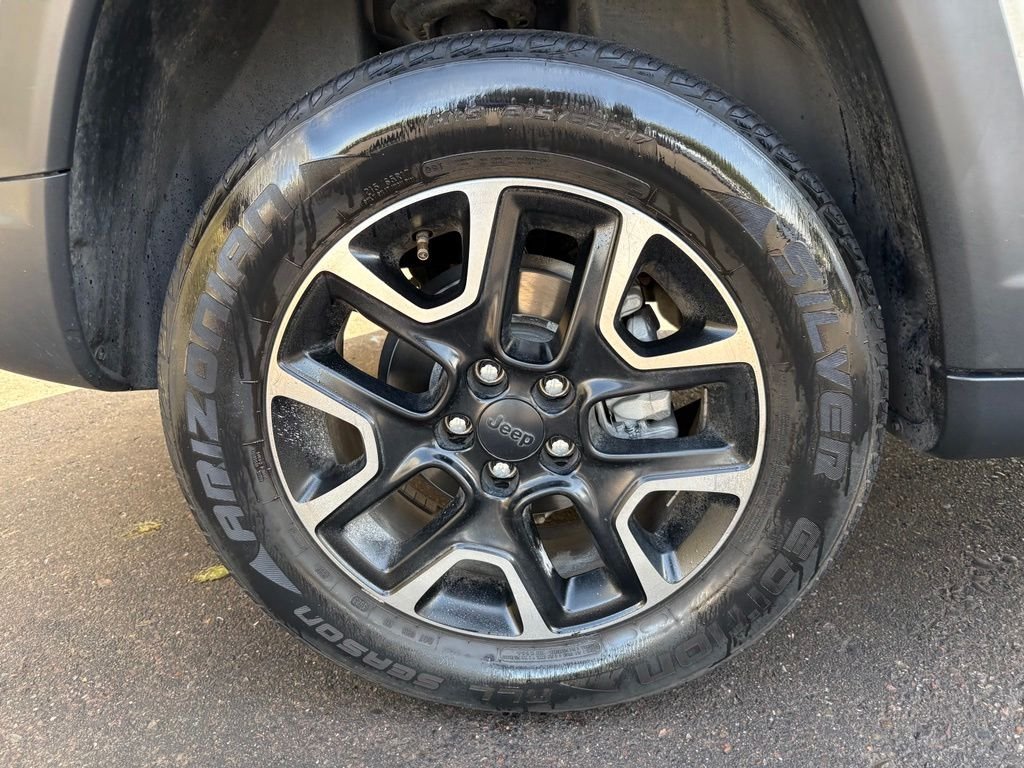 Used 2019 White Jeep Trailhawk image 6