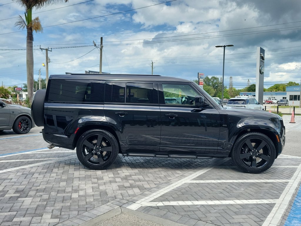 New 2026 Santorini Black Land Rover V8 image 6