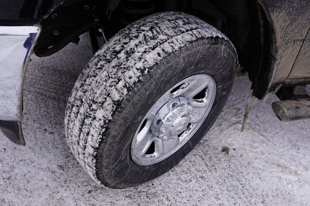 New 2026 Diamond Black Crystal Pearl-Coat Exterior Paint RAM Tradesman image 9