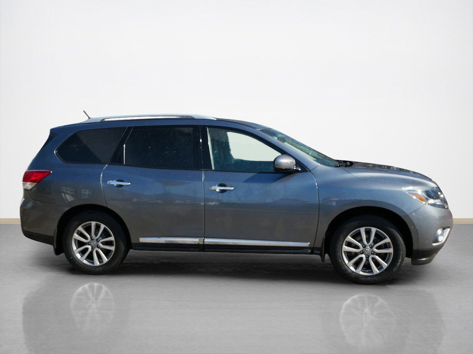 Used 2015 Nissan Pathfinder SL with VIN 5N1AR2MM4FC708547 for sale in Maplewood, Minnesota