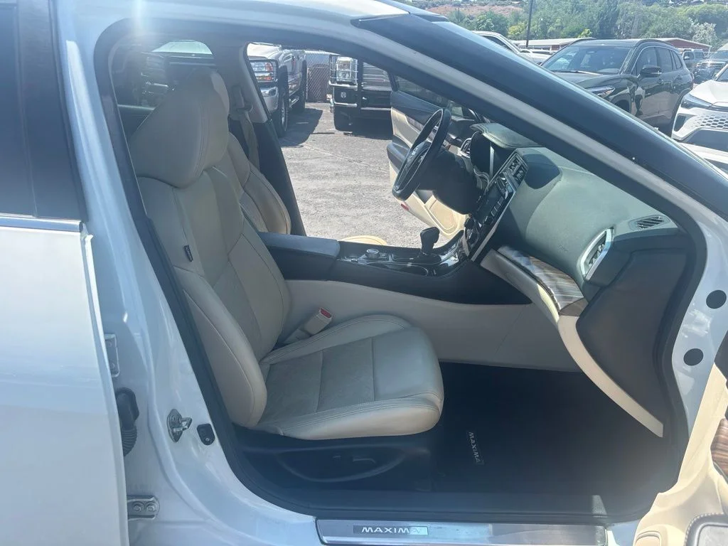Used 2016 White Nissan Platinum image 9