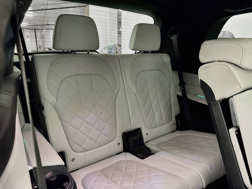 Used 2024 White BMW xDrive40i image 28