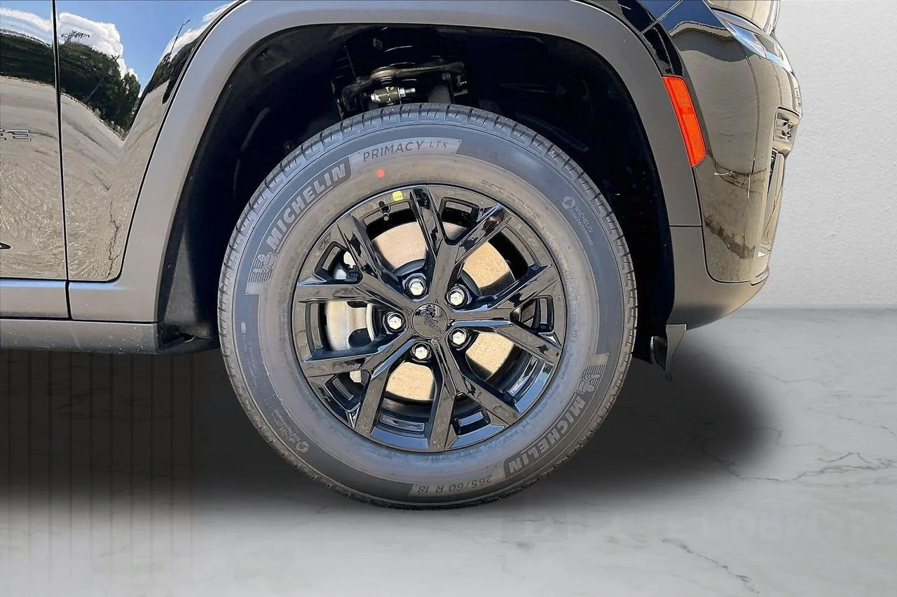New 2026 Diamond Black Crystal Pearl-Coat Exterior Paint Jeep Altitude image 34