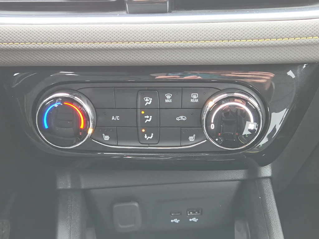 Used 2025 Green Chevrolet ACTIV image 17