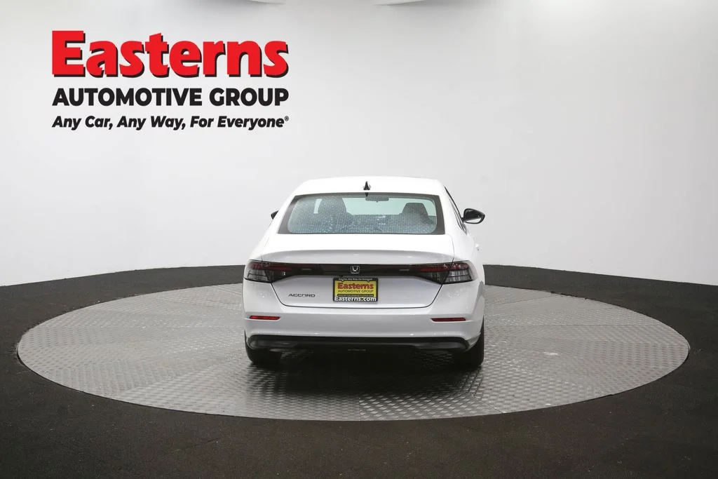 Used 2025 White Honda SE image 35