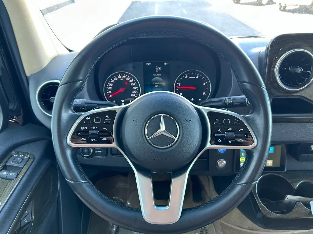 Used 2021 Black Mercedes-Benz Midwest Luxe Cruiser image 25