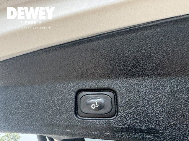 Used 2018 White Platinum Clearcoat Metallic Ford XLT image 31