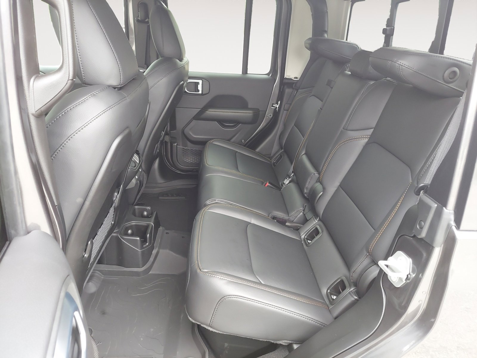 New 2026 Granite Crystal Metallic Clearcoat Jeep Sahara image 23