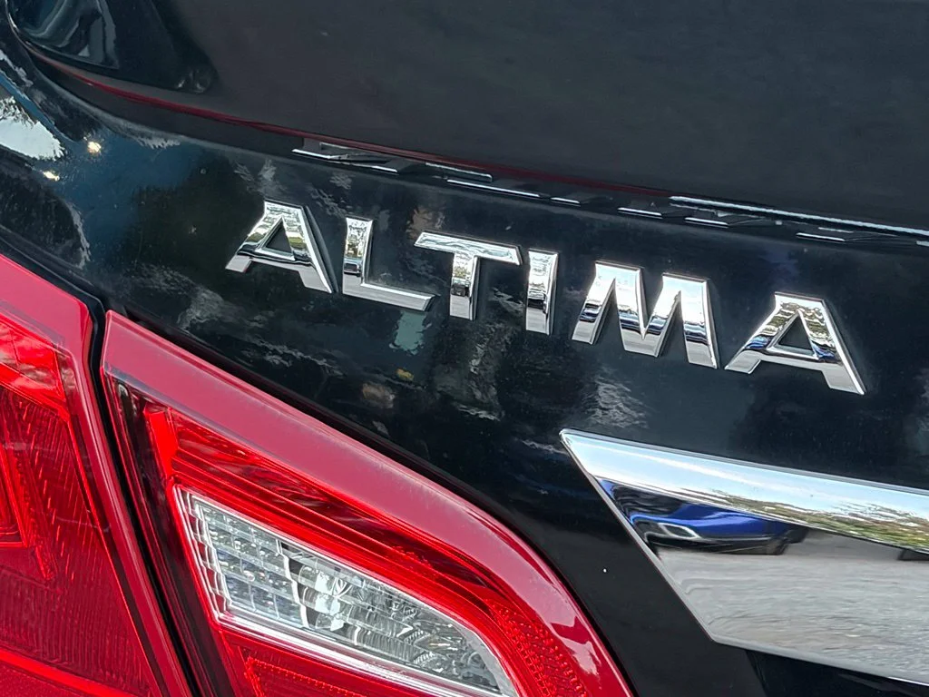 Used 2016 Super Black Nissan 2.5 SR image 15