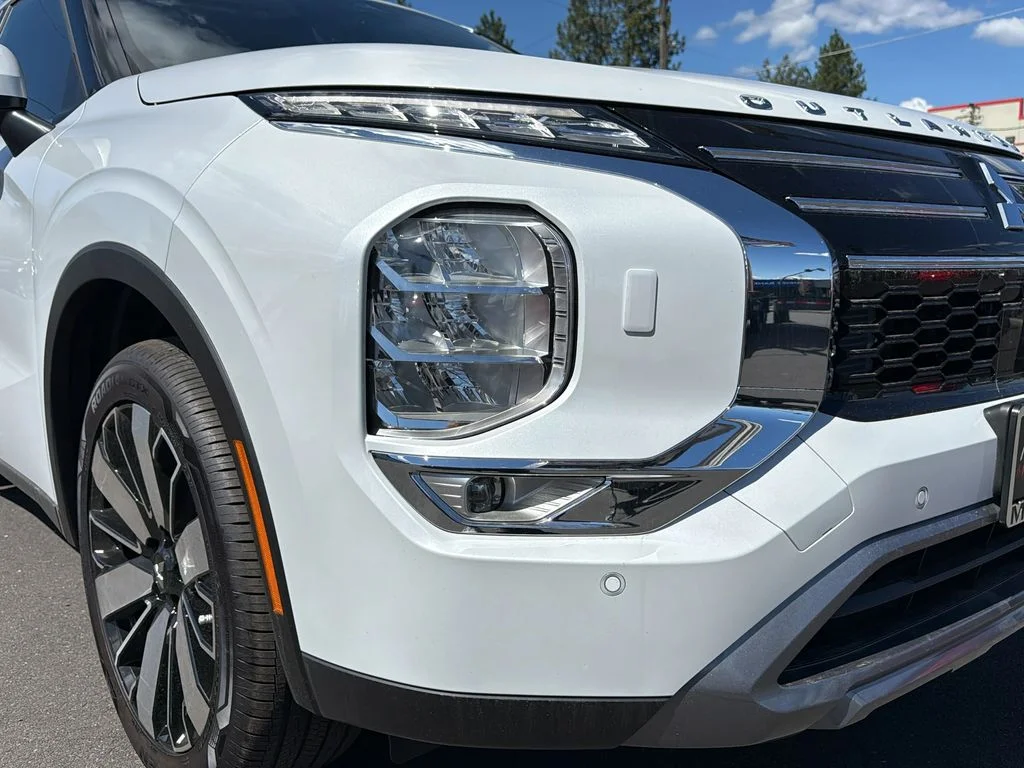 New 2026 White Diamond Mitsubishi LE image 30