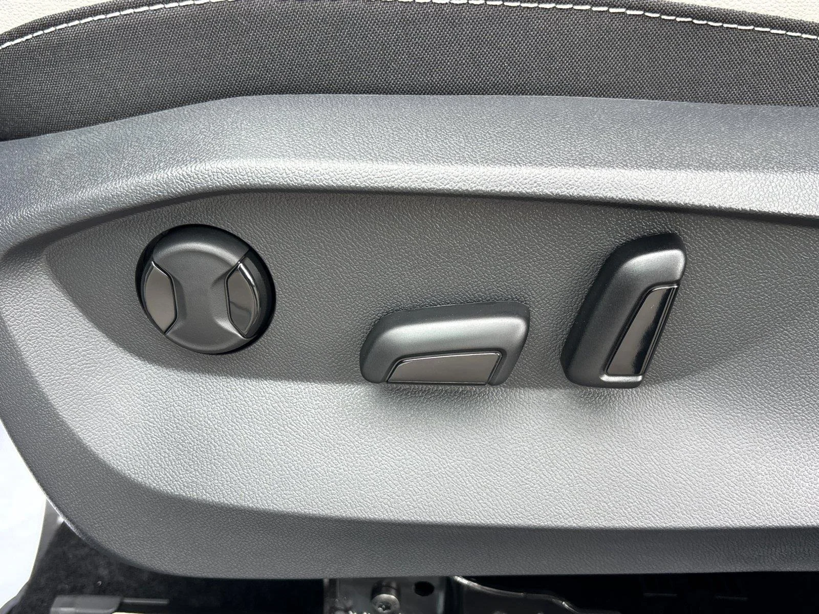 New 2026 Pure White Volkswagen SE image 16