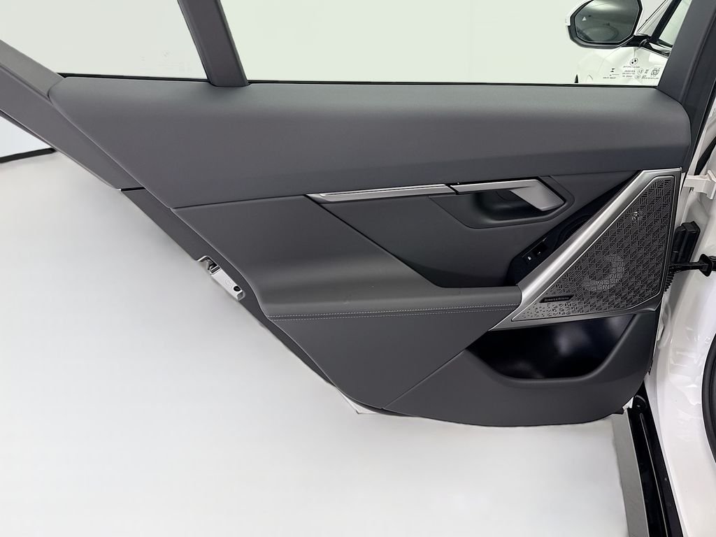 New 2027 White Metallic BMW 550e xDrive image 25