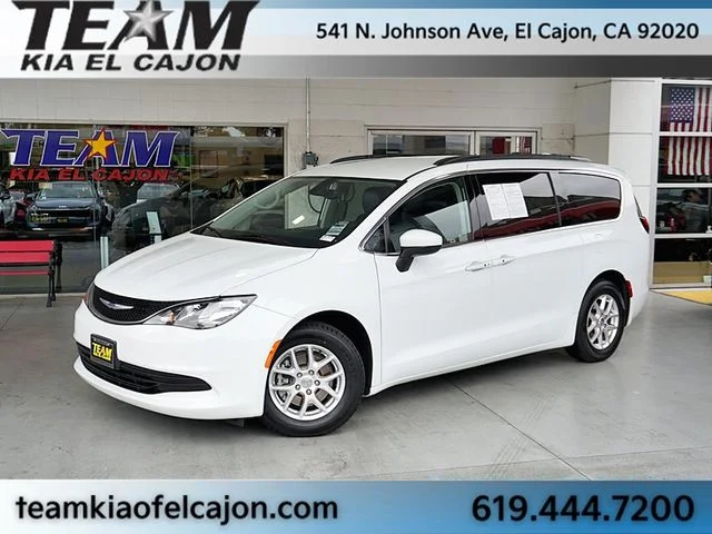 2020 Chrysler Voyager LXI's photo