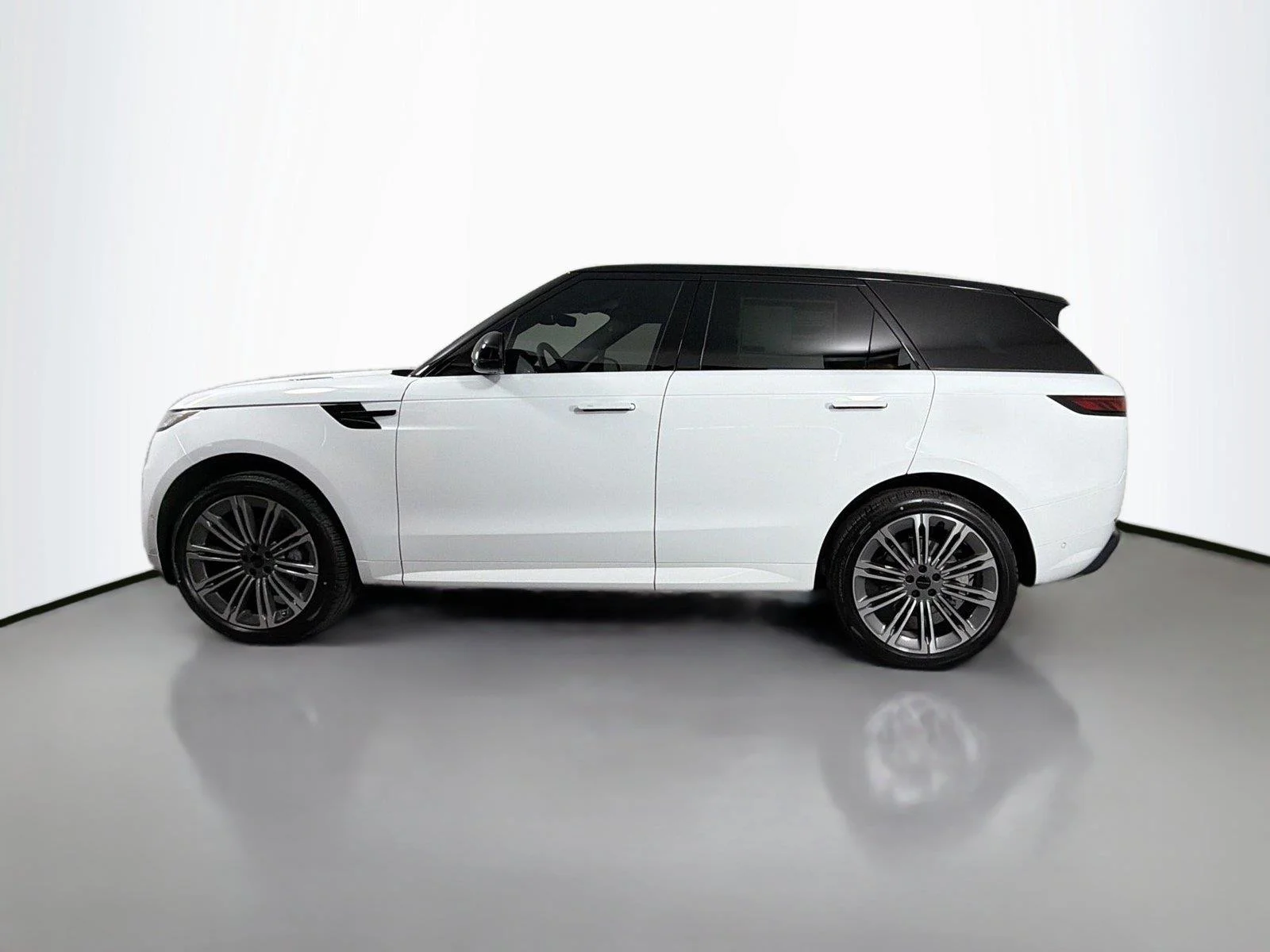Certified Used 2026 Fuji White Land Rover Dynamic SE P400 image 8