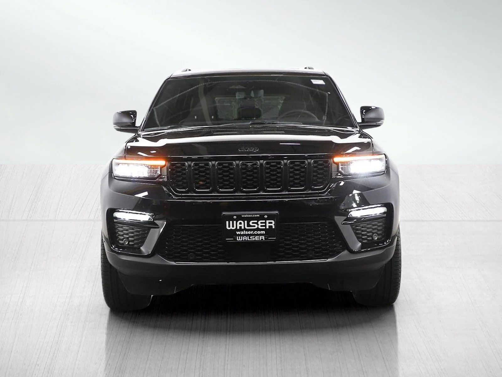 Used 2025 Diamond Black Crystal Pearlcoat Jeep Limited image 8