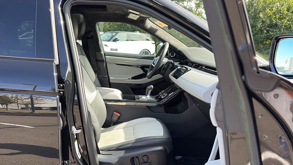 Used 2023 Black Land Rover R-Dynamic SE image 25