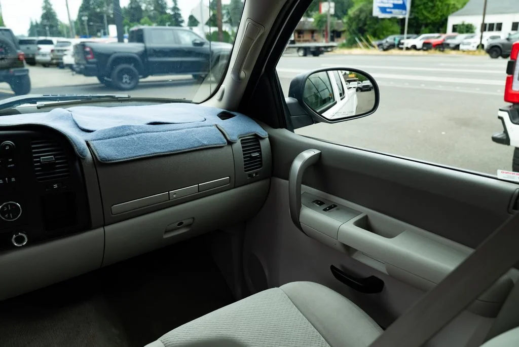 Used 2008 White GMC SLE1 image 10