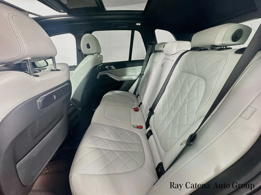 Used 2024 Gray BMW xDrive40i image 25