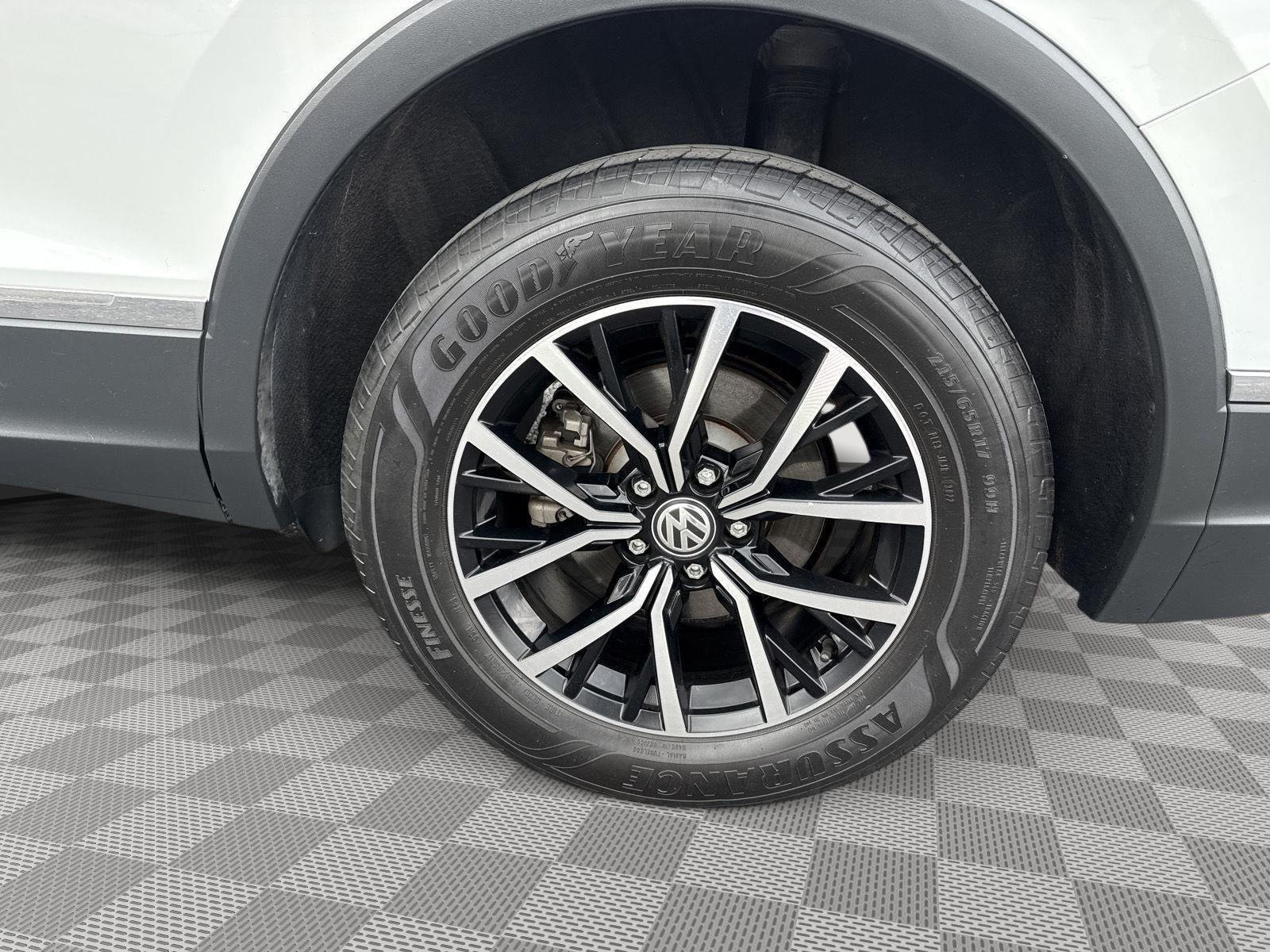 Used 2021 Pure White Volkswagen SE image 17