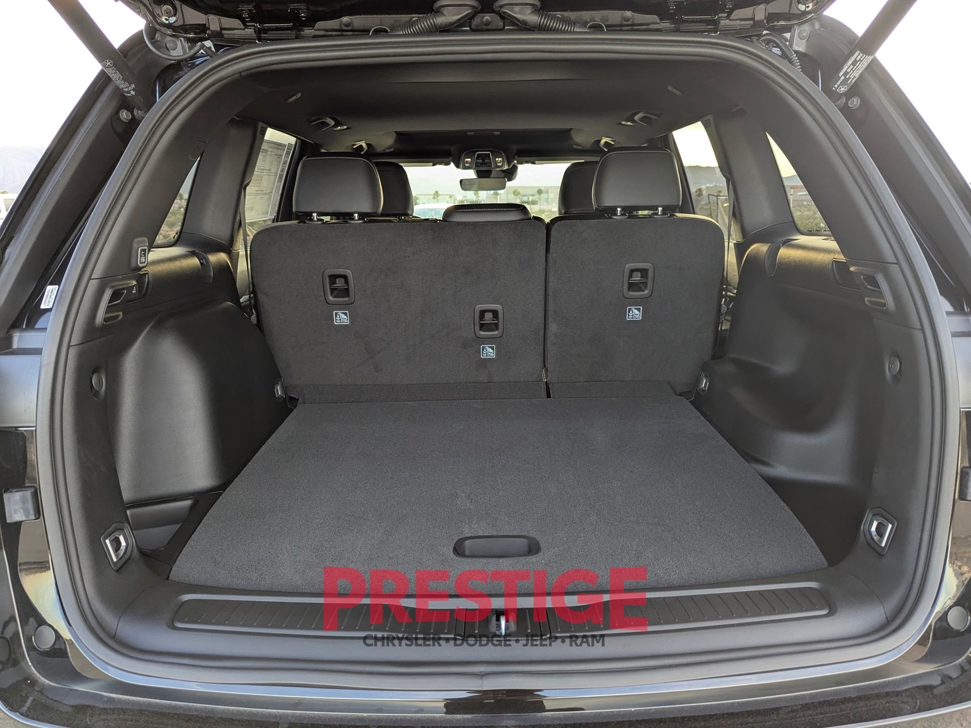 New 2026 Diamond Black Crystal Pearl-Coat Exterior Paint Jeep Altitude image 7