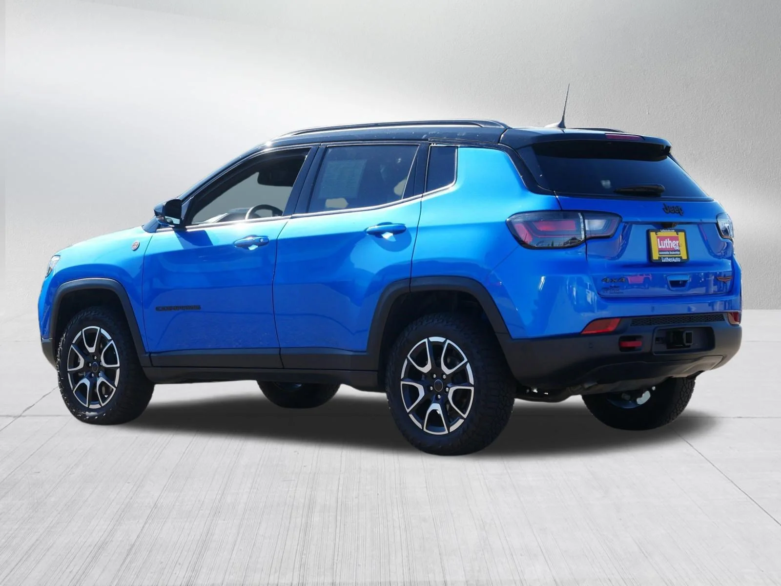 Used 2025 Hydro Blue Pearlcoat Jeep Trailhawk image 5