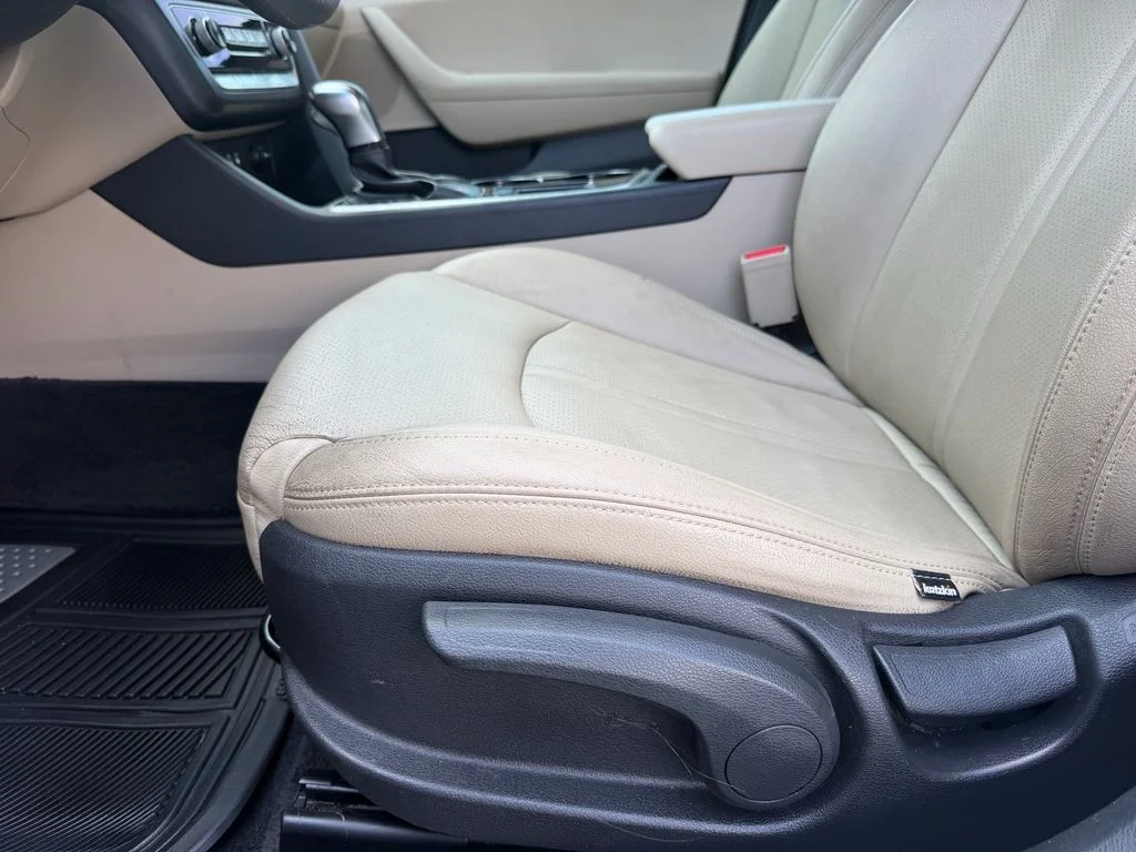 Used 2018 Quartz White Pearl Hyundai SE image 11