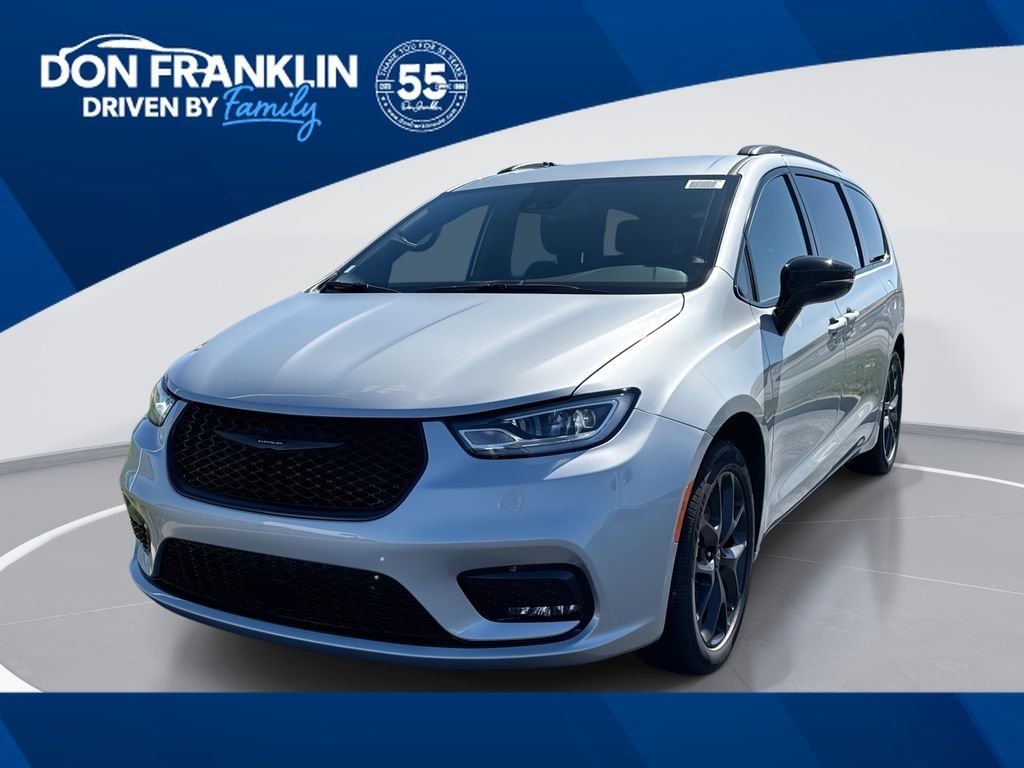 2026 Chrysler Pacifica Select's photo