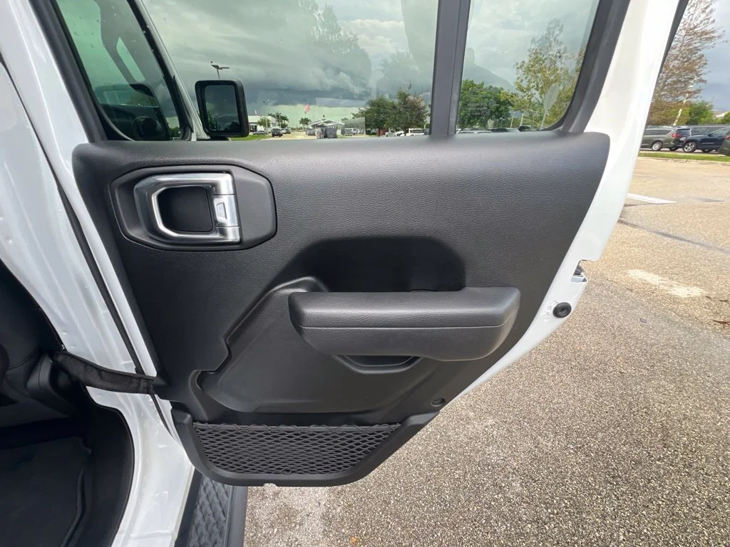 Certified Used 2022 White Jeep Mojave image 20