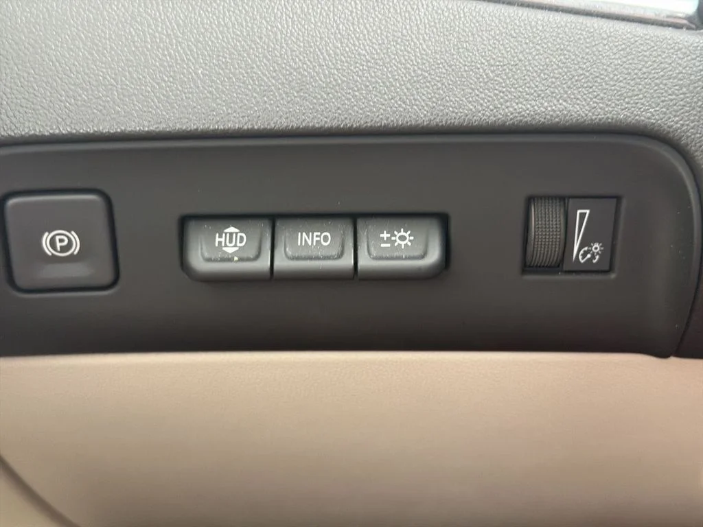 Used 2023 White Buick Avenir image 18