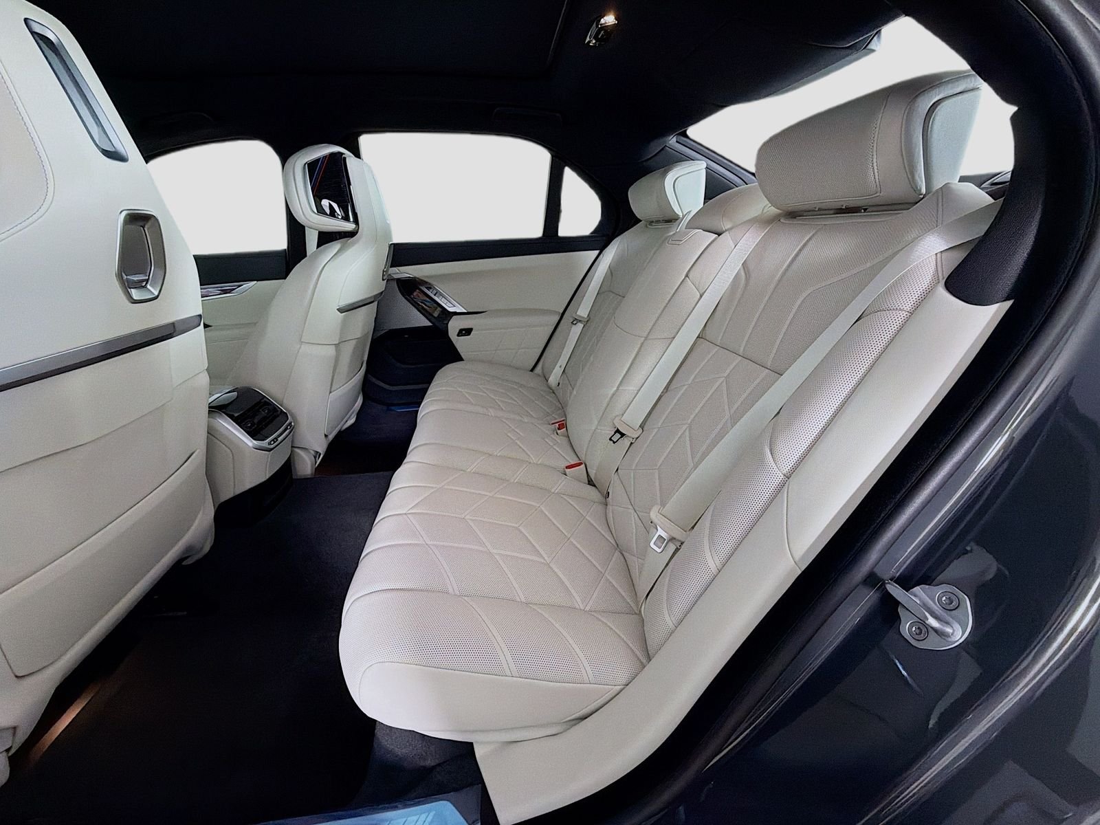 New 2026 Dravit Grey Metallic BMW xDrive60 image 25