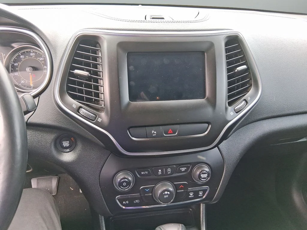 Used 2019 Black Jeep Latitude Plus image 12