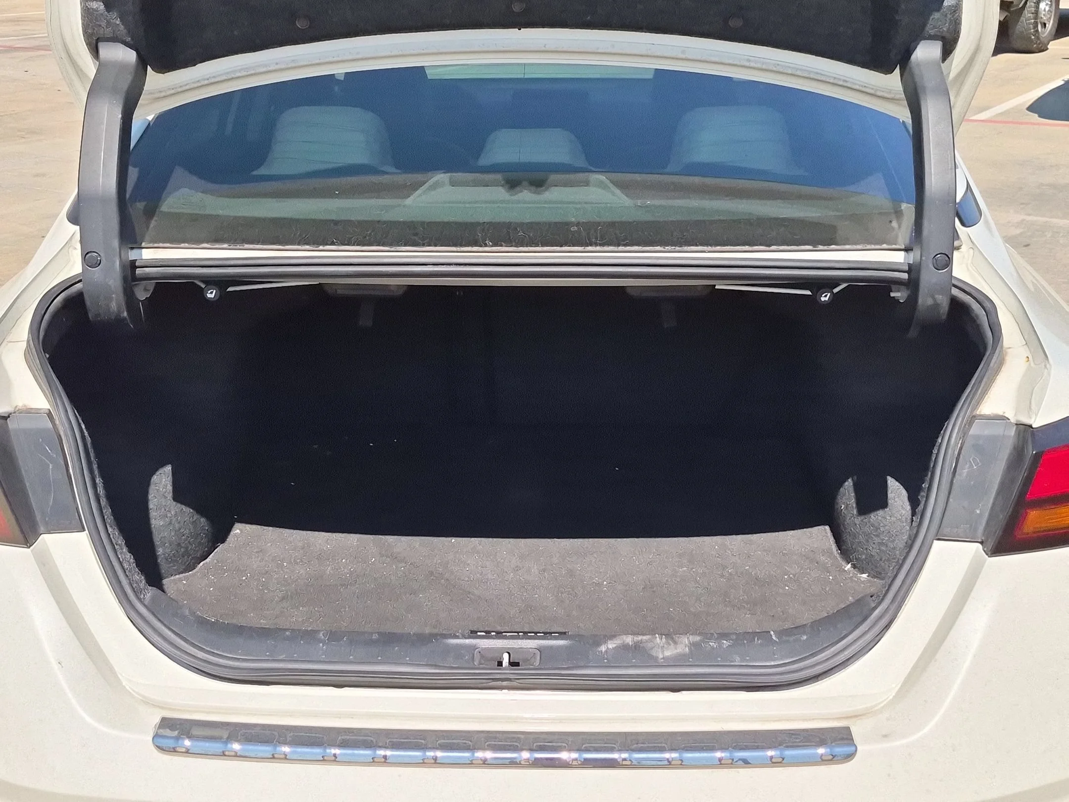 Used 2019 White Nissan 2.5 Platinum image 25