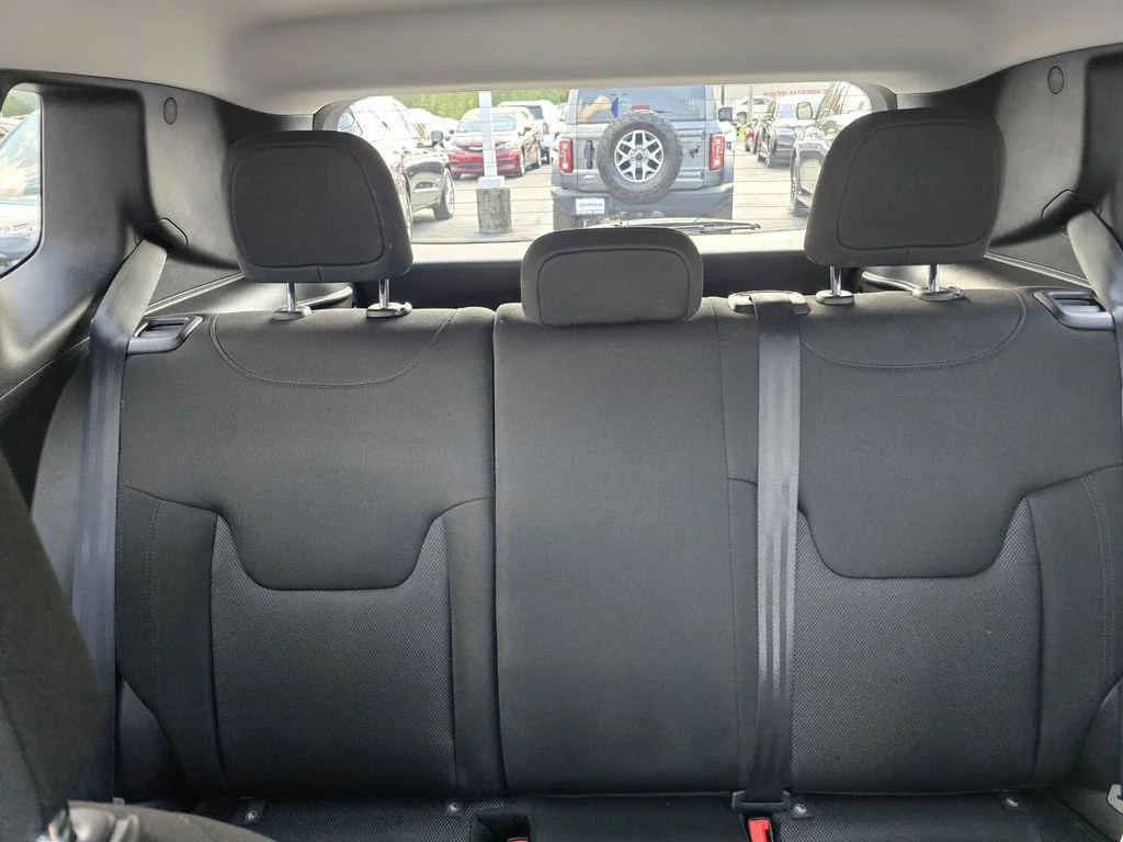 Used 2023 Slate Blue Pearlcoat Jeep Latitude image 17